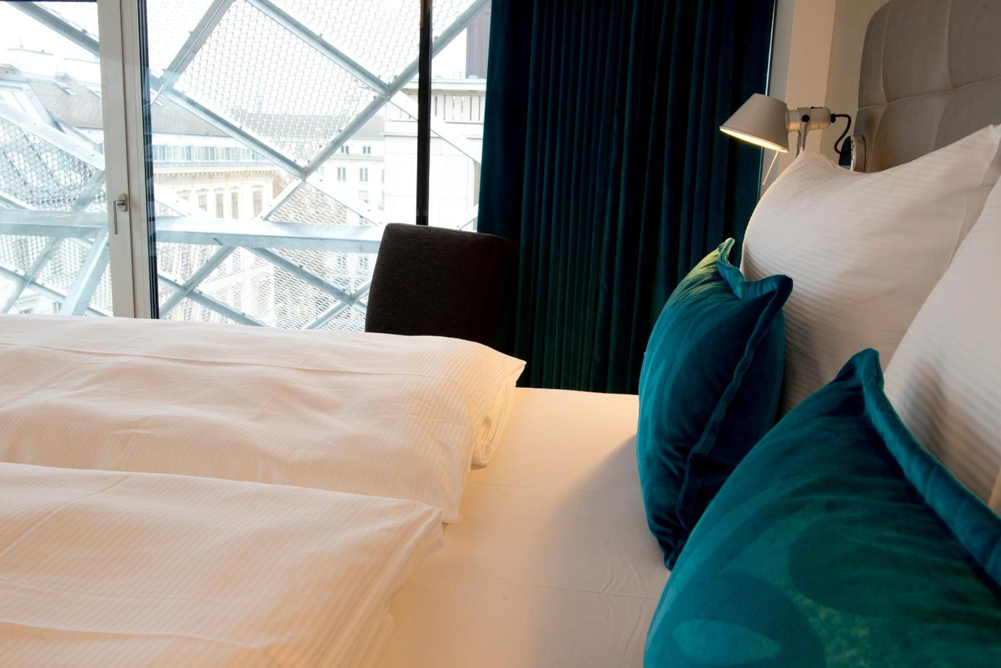 Motel One Wien-Staatsoper Bagian luar foto