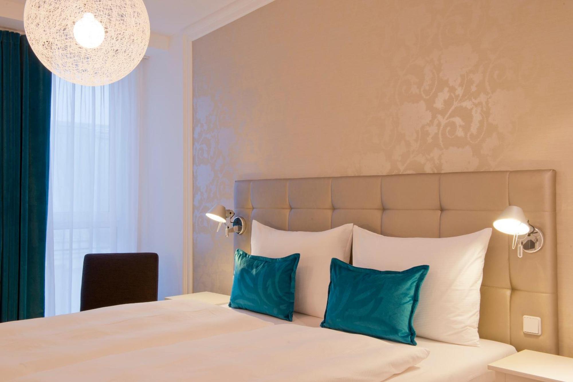 Motel One Wien-Staatsoper Bagian luar foto