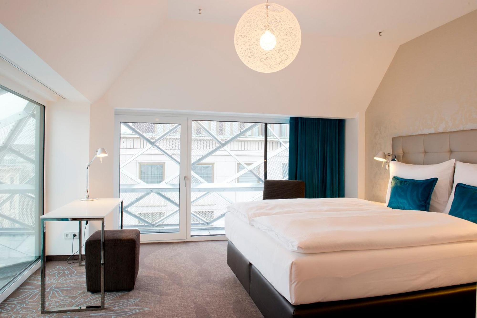 Motel One Wien-Staatsoper Bagian luar foto