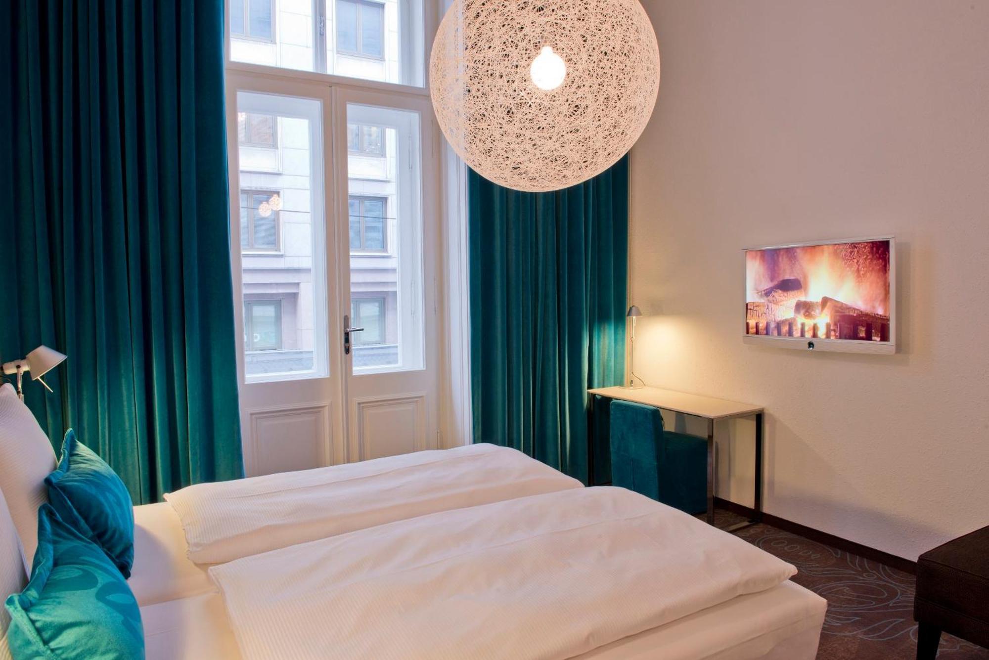 Motel One Wien-Staatsoper Bagian luar foto