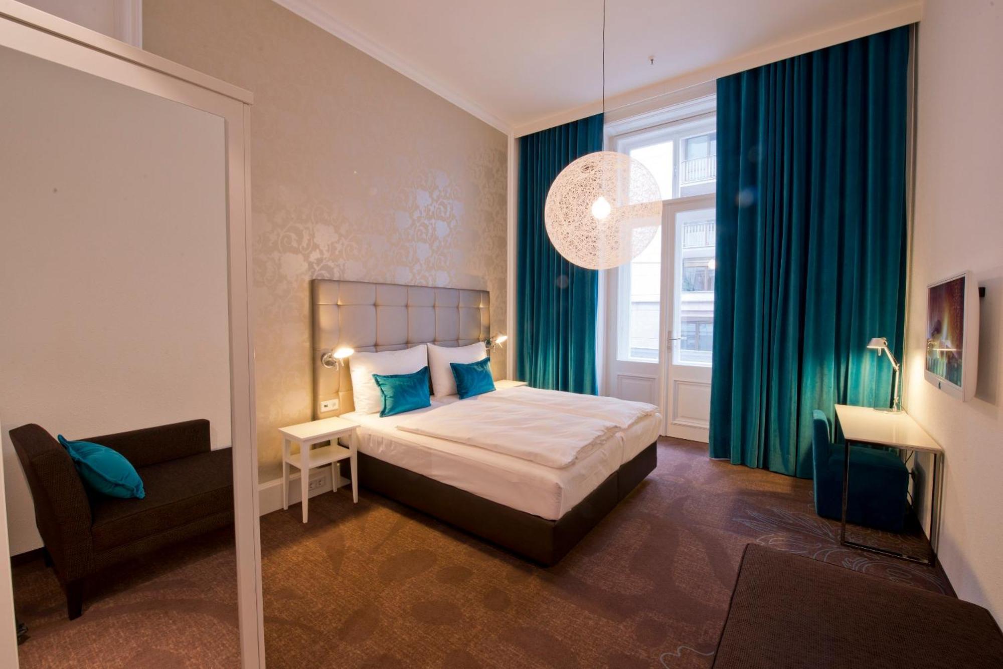 Motel One Wien-Staatsoper Bagian luar foto
