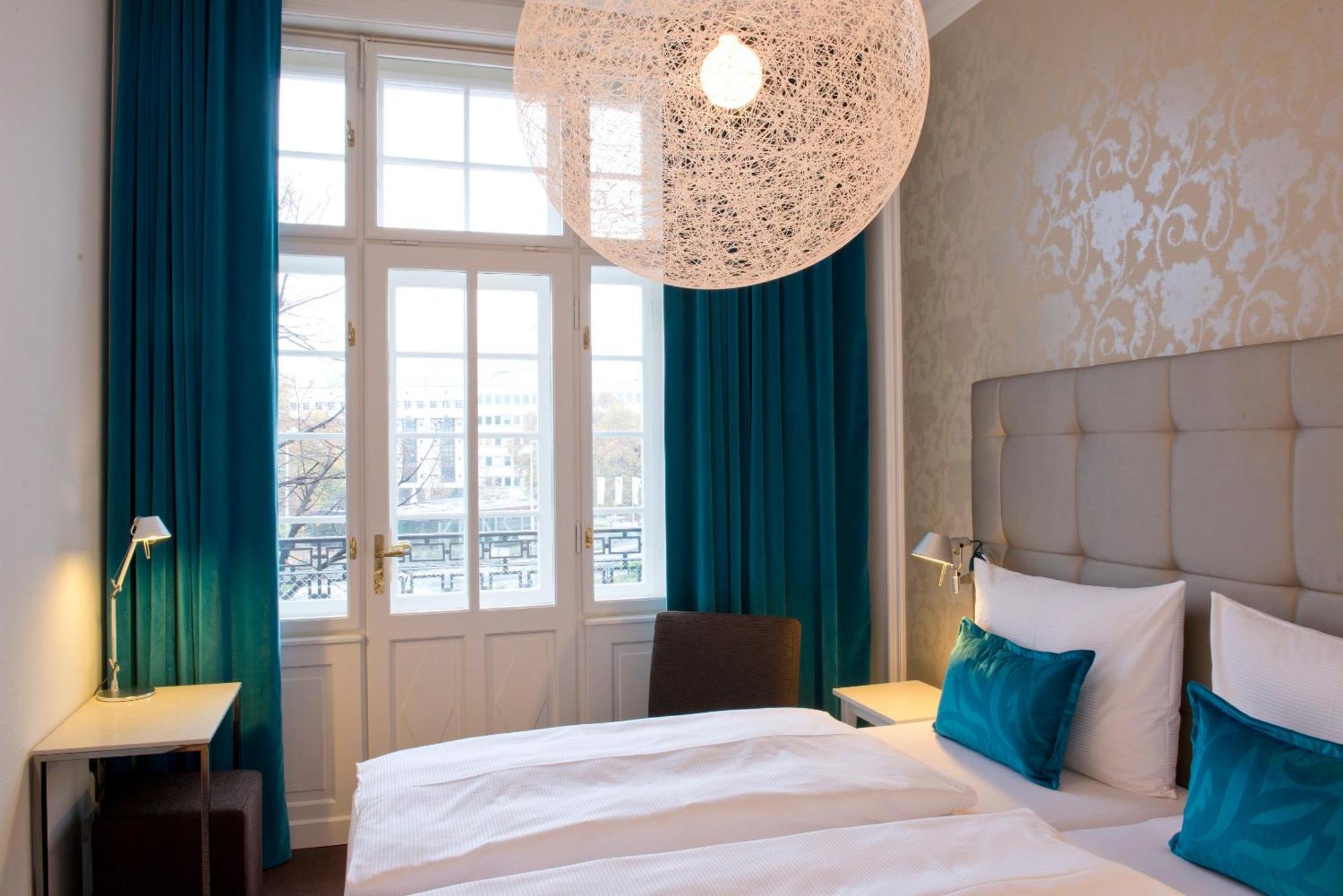 Motel One Wien-Staatsoper Bagian luar foto