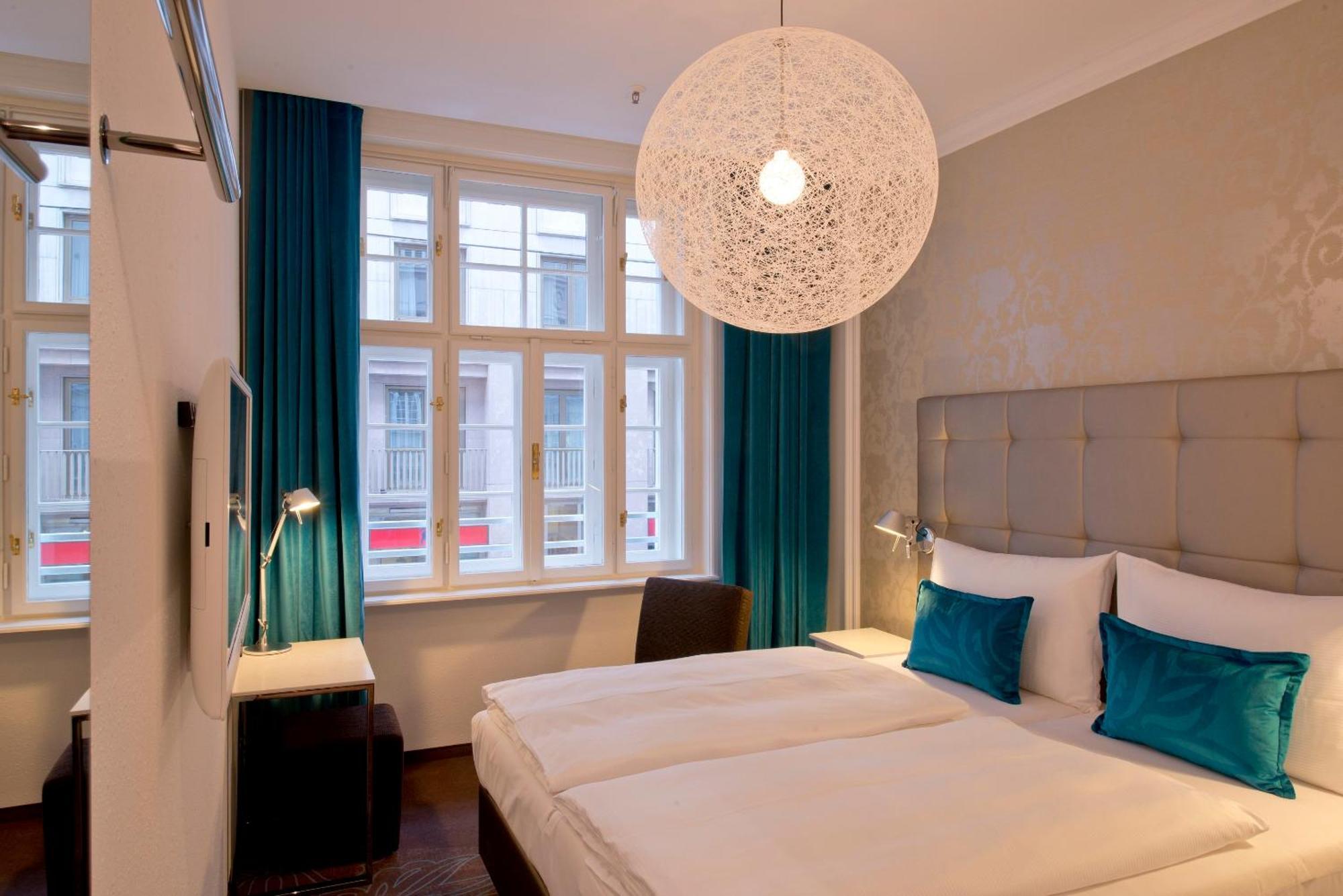 Motel One Wien-Staatsoper Bagian luar foto