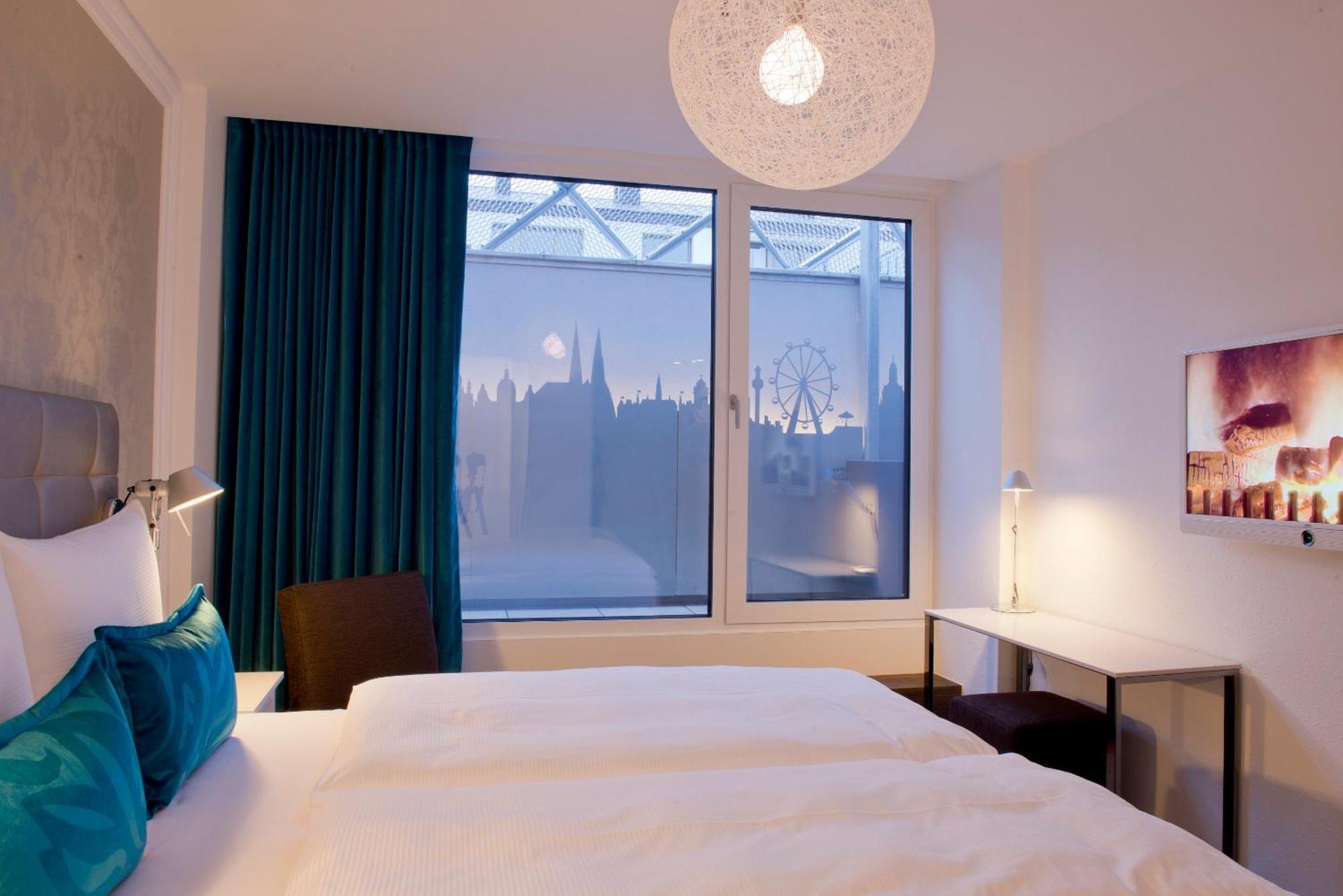 Motel One Wien-Staatsoper Bagian luar foto