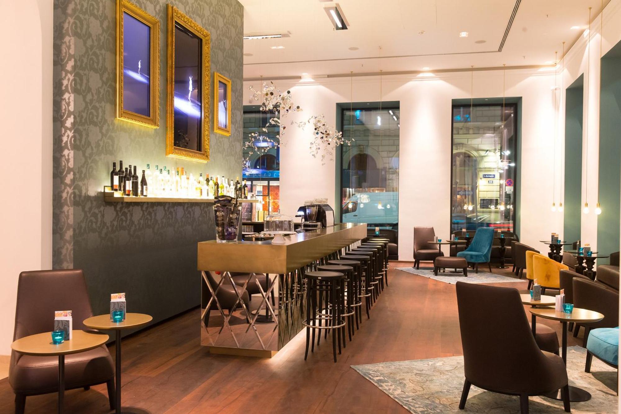 Motel One Wien-Staatsoper Bagian luar foto