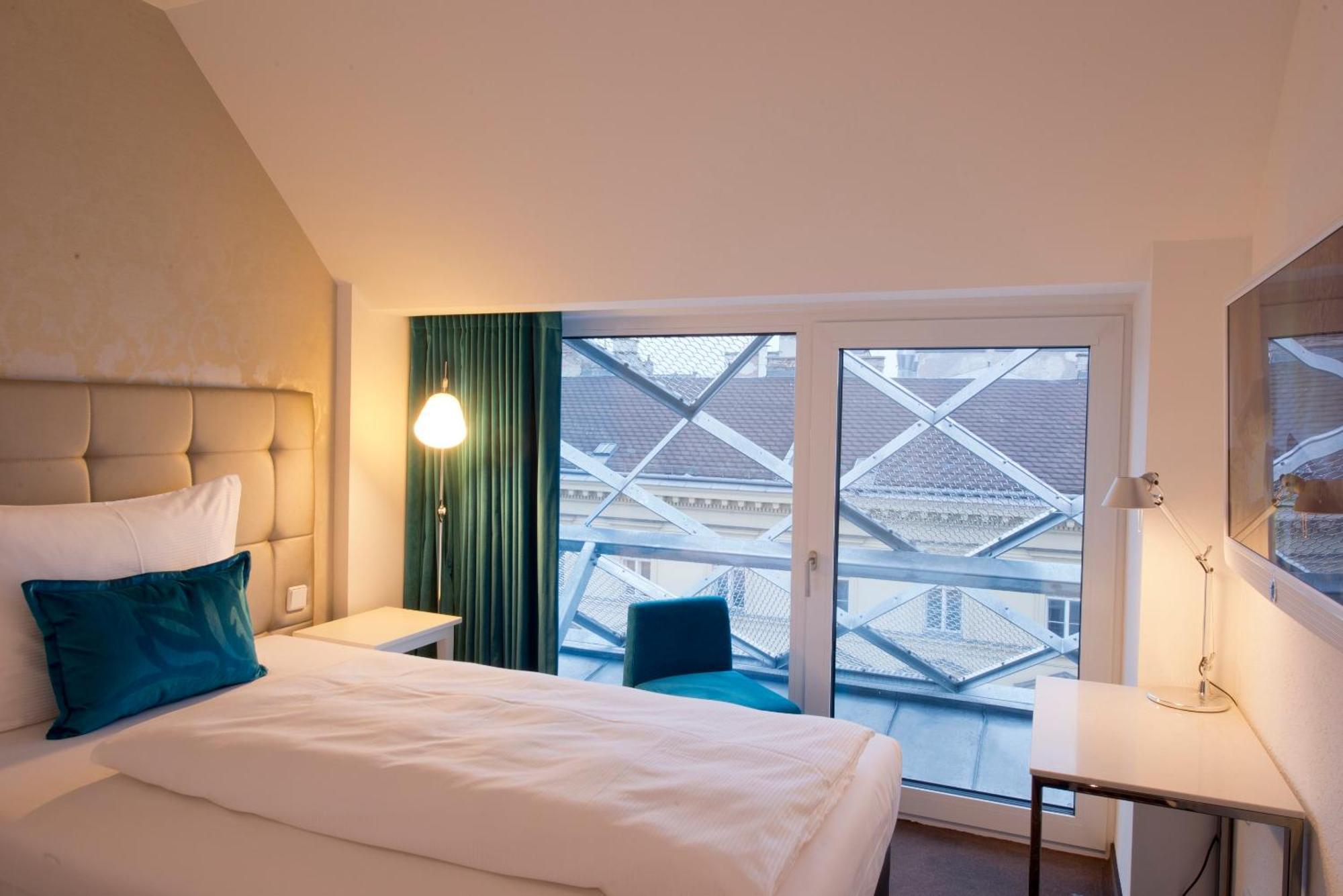 Motel One Wien-Staatsoper Bagian luar foto