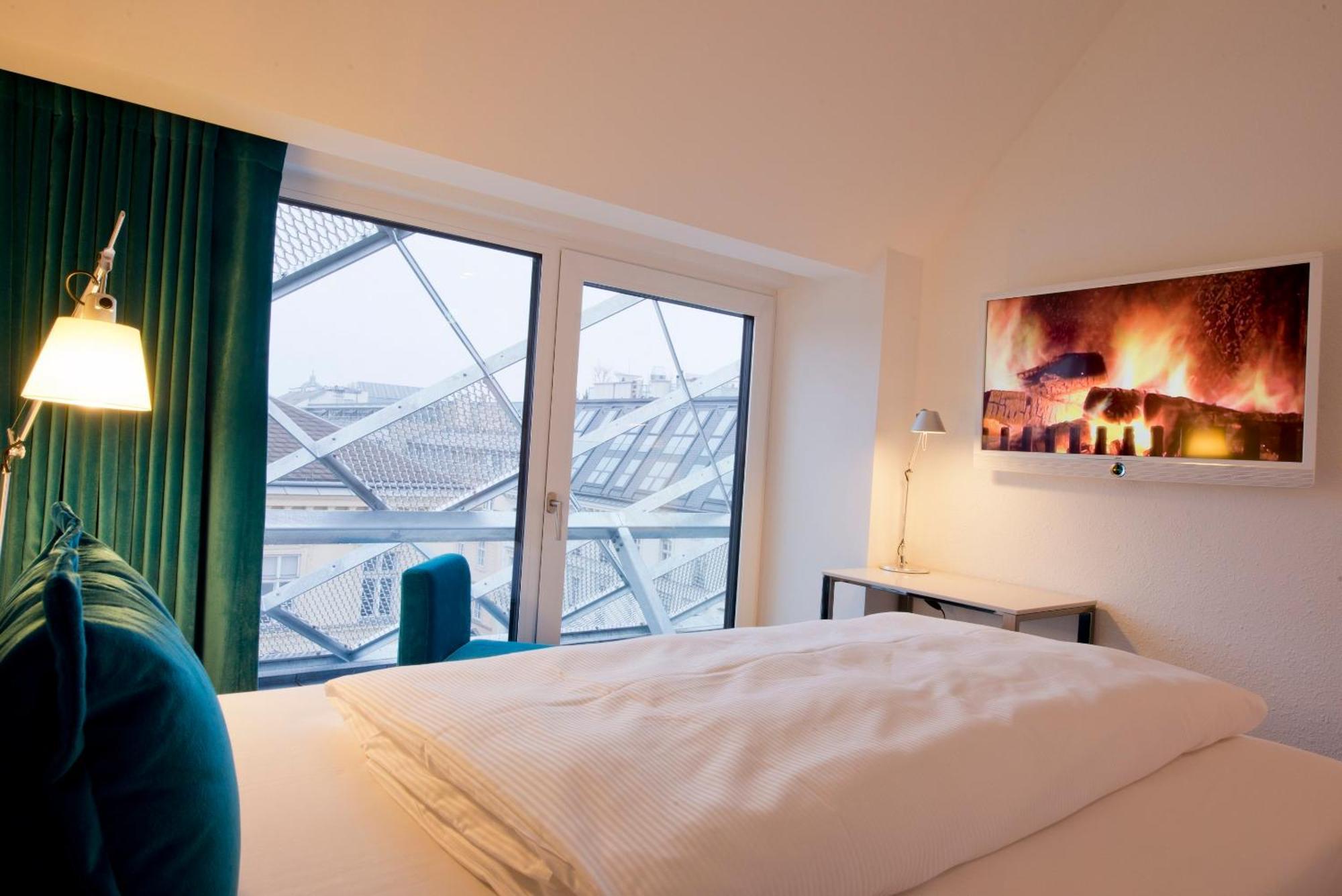 Motel One Wien-Staatsoper Bagian luar foto