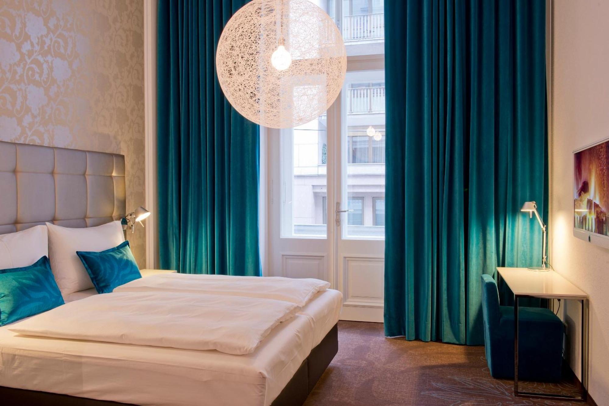 Motel One Wien-Staatsoper Bagian luar foto