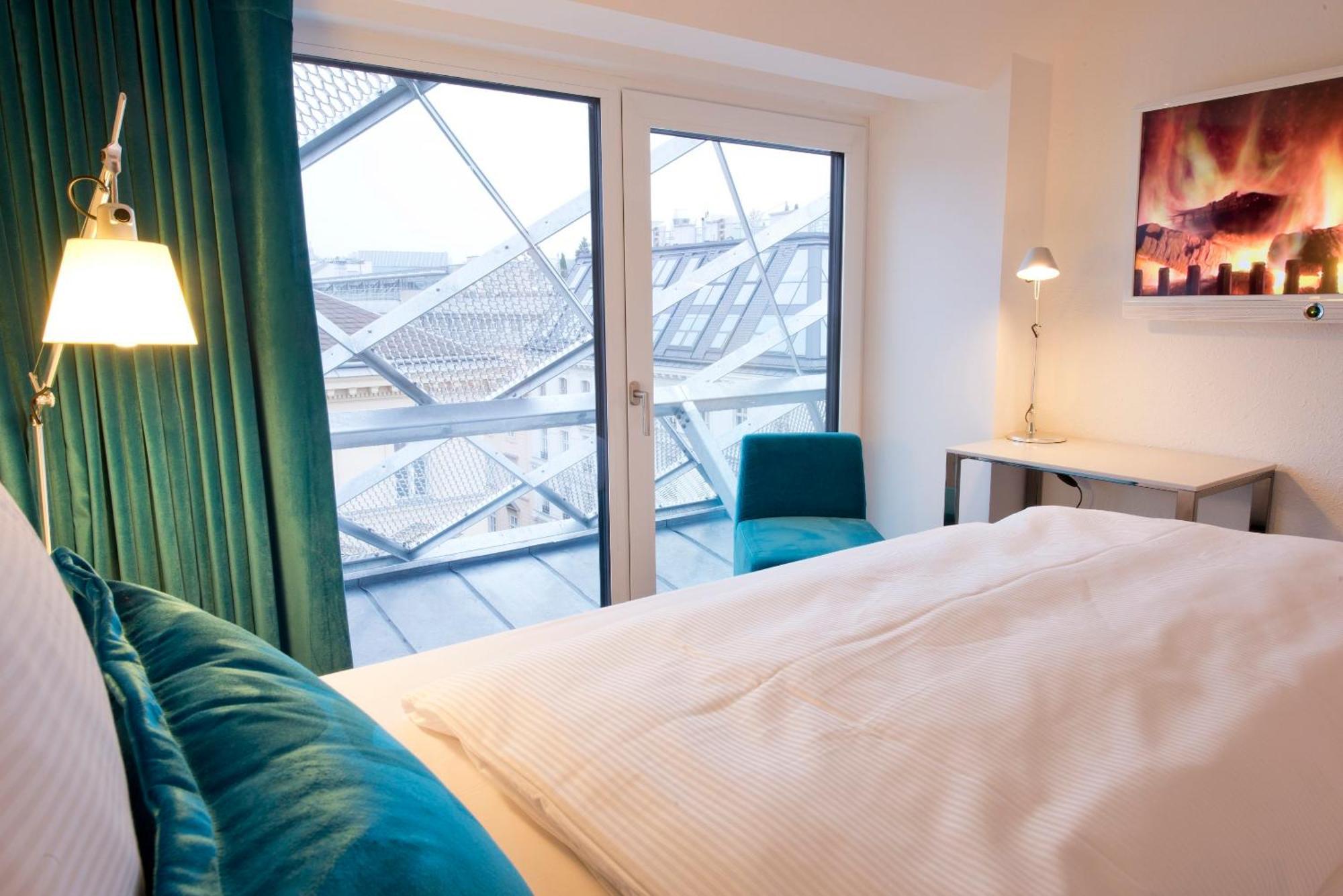 Motel One Wien-Staatsoper Bagian luar foto