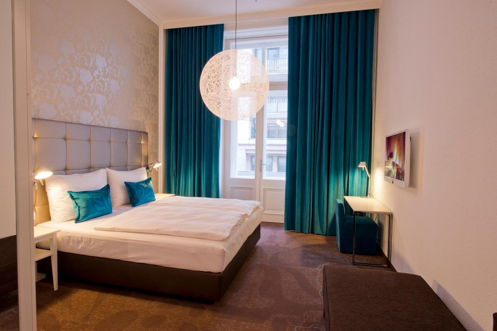 Motel One Wien-Staatsoper Bagian luar foto