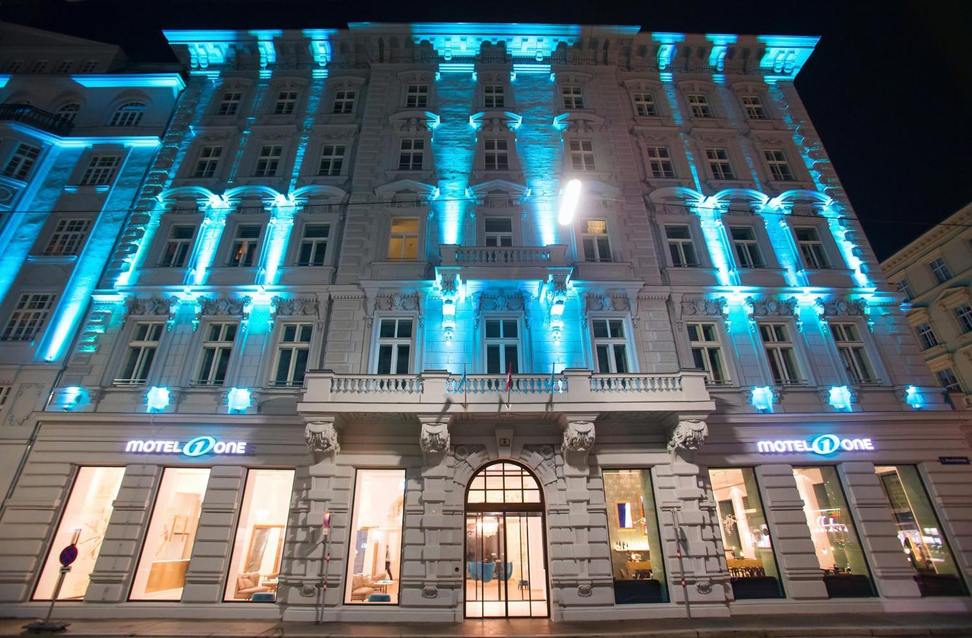 Motel One Wien-Staatsoper Bagian luar foto