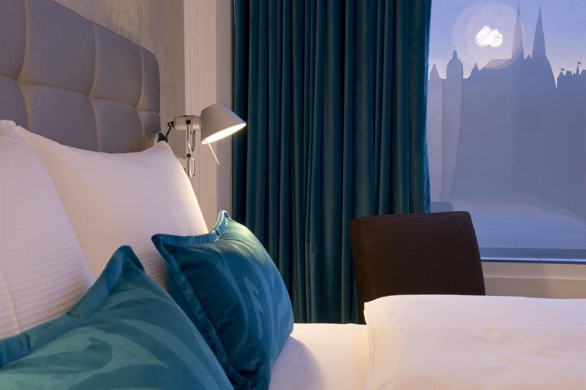 Motel One Wien-Staatsoper Bagian luar foto